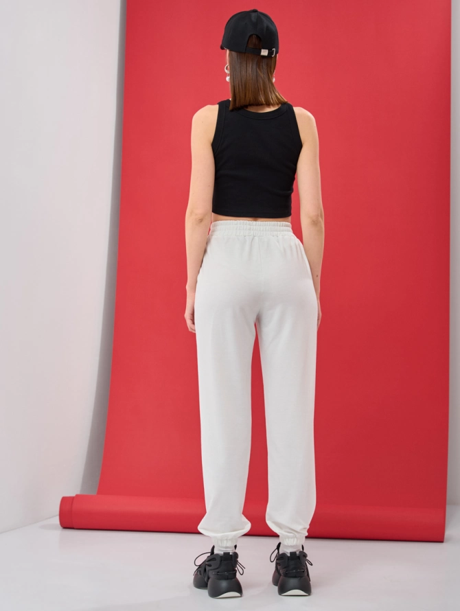Брюки-джоггеры однотонные молочные