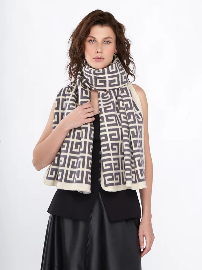 Палантин женский с двусторонним геометрическим принтом