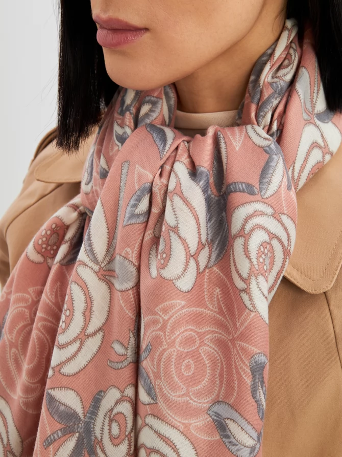 Палантин женский с цветочным принтом и геометрическим узором