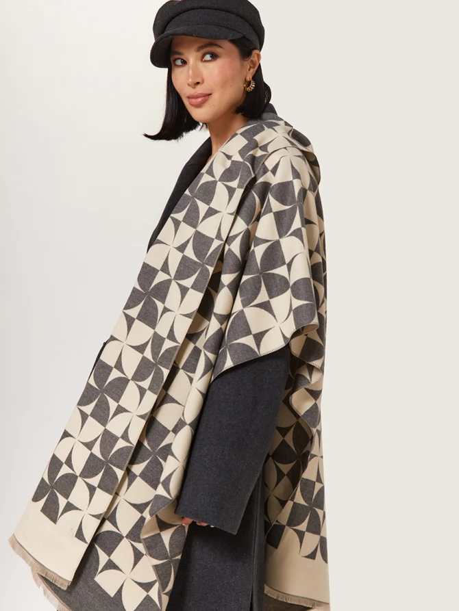 Палантин двусторонний с геометрическим принтом