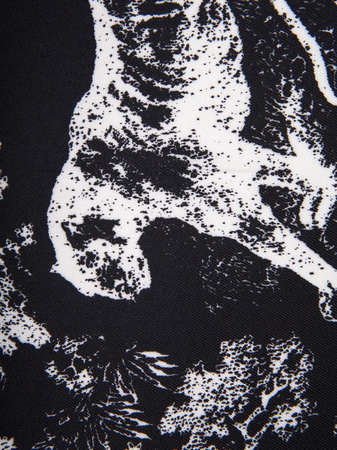 Платок с контрастным черно-белым принтом