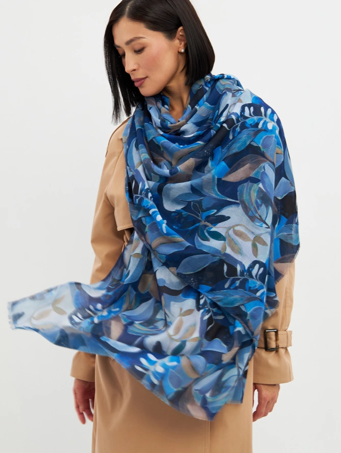 Палантин женский с синим принтом листьев
