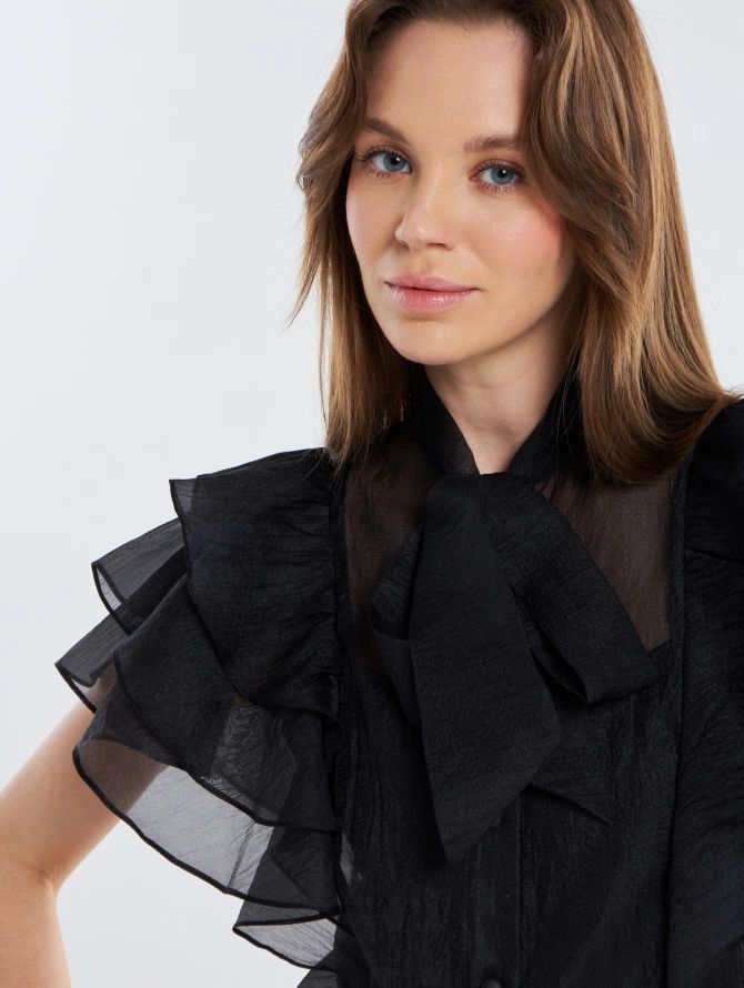 Блузка из органзы с рюшами и бантом черная