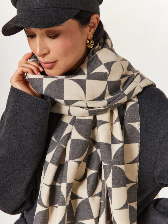 Палантин двусторонний с геометрическим принтом