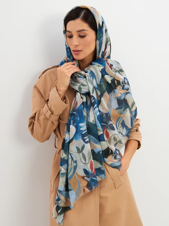 Палантин с абстрактным принтом и бахромой