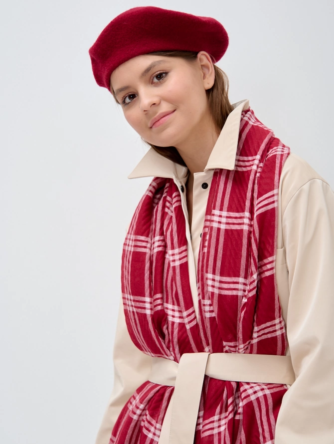 Палантин в красную клетку с текстурной выработкой