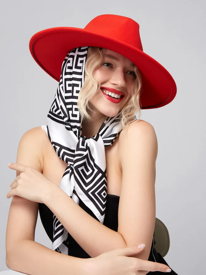 Платок с геометрическим принтом 'Греческий ключ'