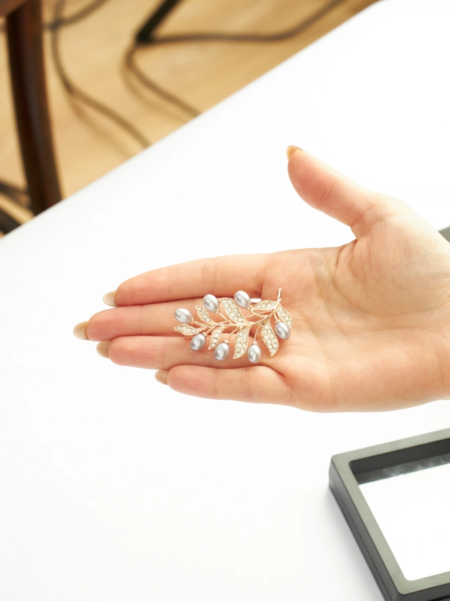 Брошь ветка с серым жемчугом