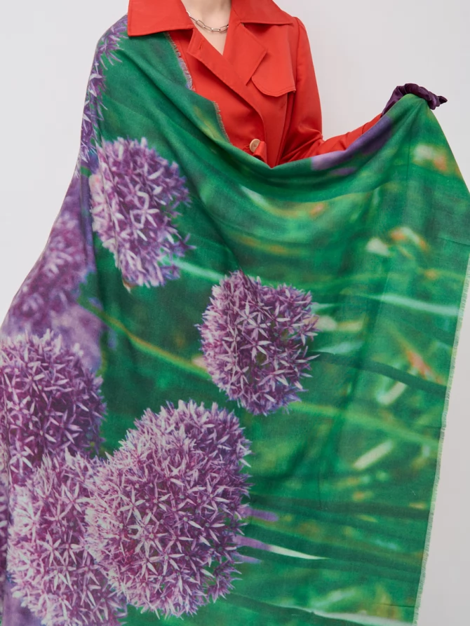 Платок с авторским принтом «Сиреневые цветы на зеленом фоне»