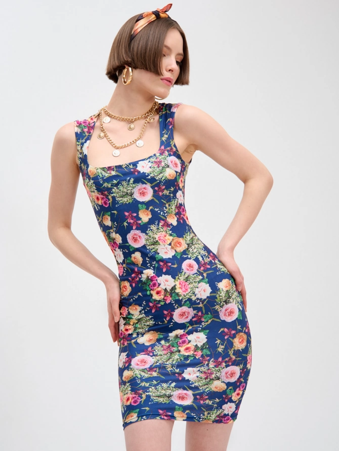 Платье с вырезом каре