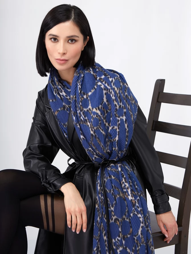 Палантин женский двусторонний с жатой текстурой и анималистичным принтом