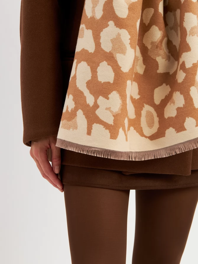 Палантин женский с анималистичным принтом