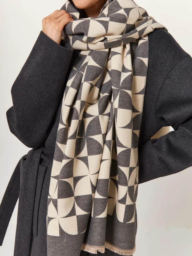 Палантин двусторонний с геометрическим принтом