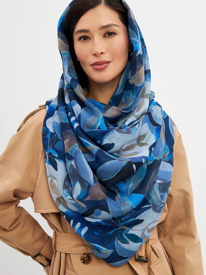 Палантин женский с синим принтом листьев