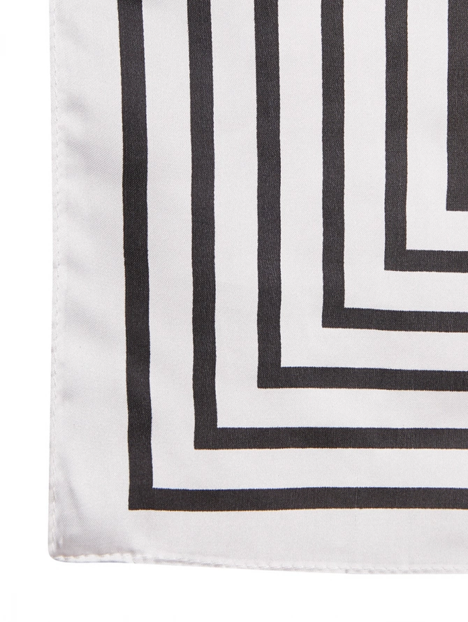 Платок с диагональным полосатым принтом