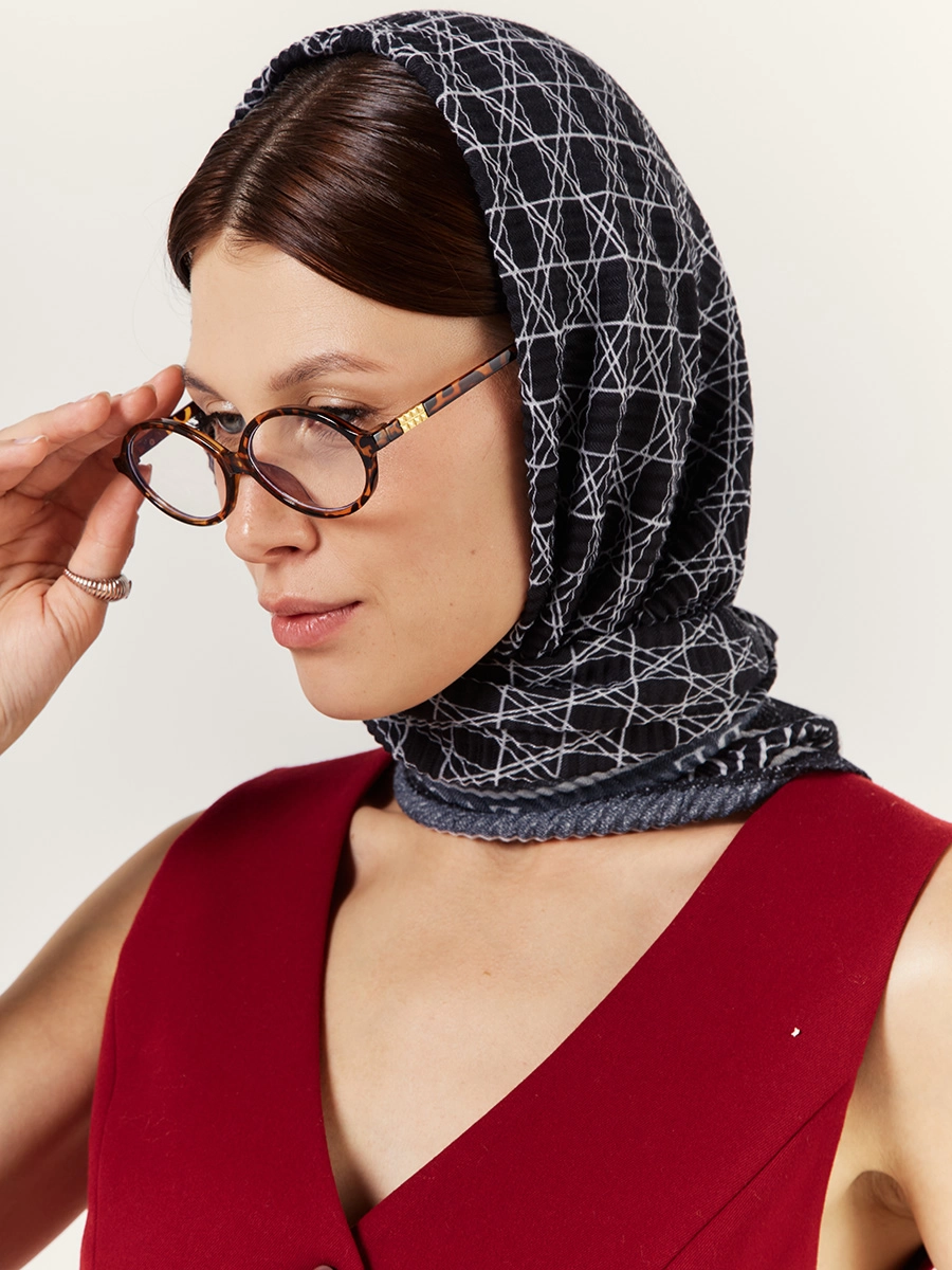 Платок двусторонний с геометрическим принтом и надписью FASHION SCARF