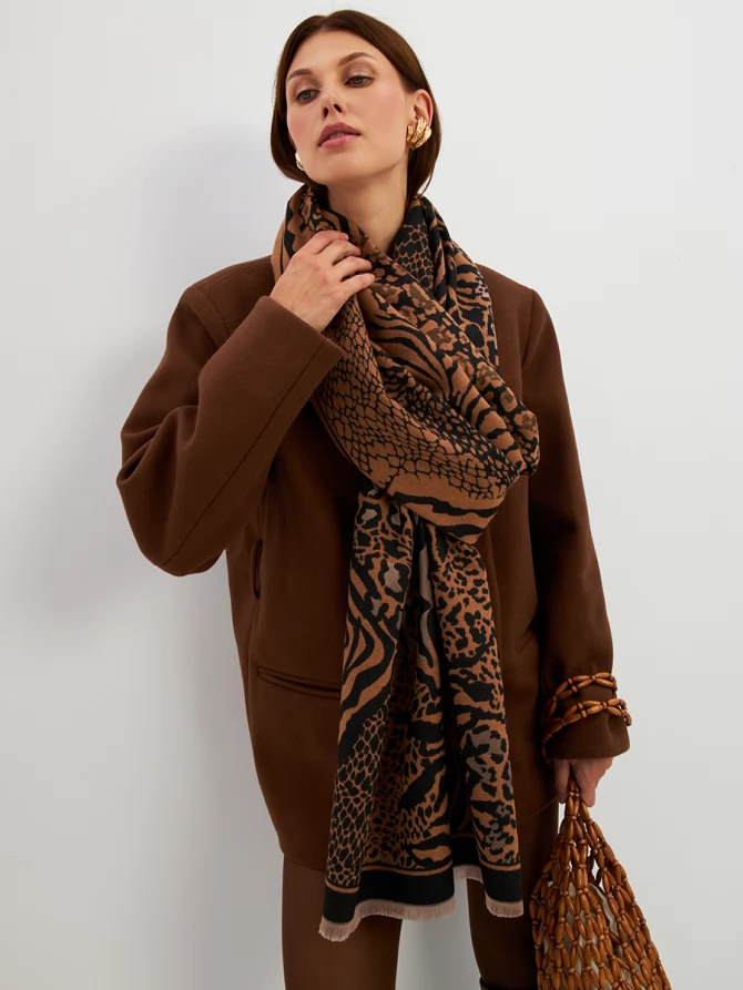Палантин женский с анималистичным принтом