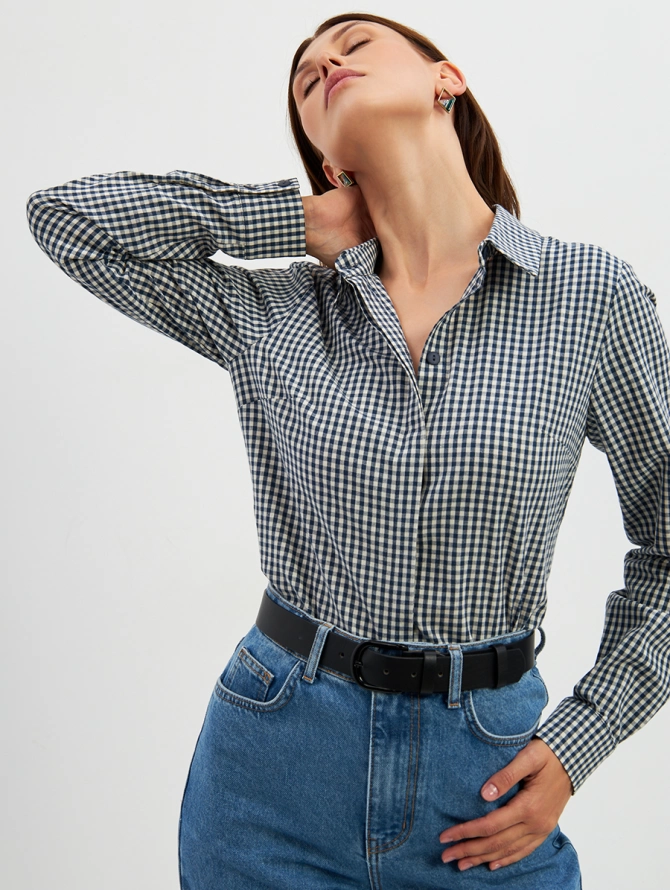 Блузка классическая с контрастной стойкой синяя клетка