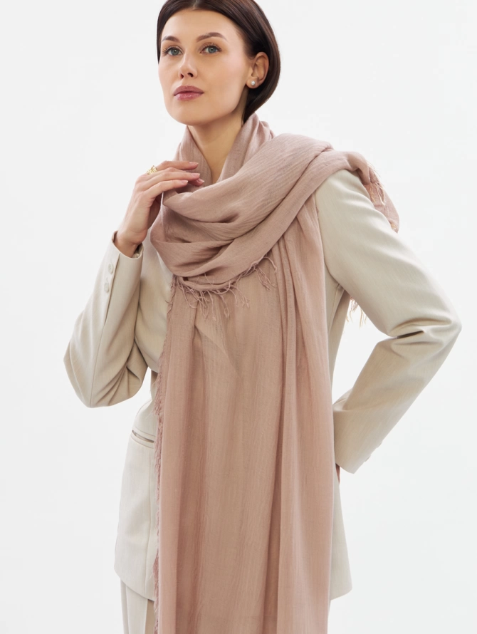 Палантин женский пудровый с бахромой DRK-16-2