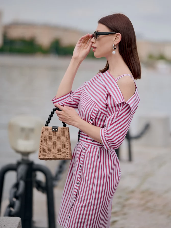 Платье с асимметричным вырезом в полоску