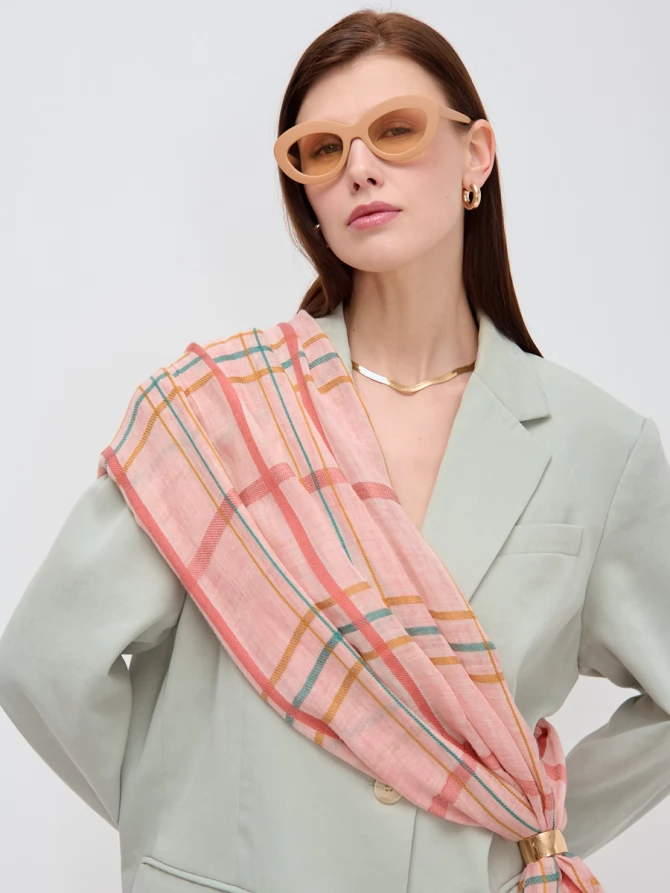 Палантин в нежно-розовую клетку
