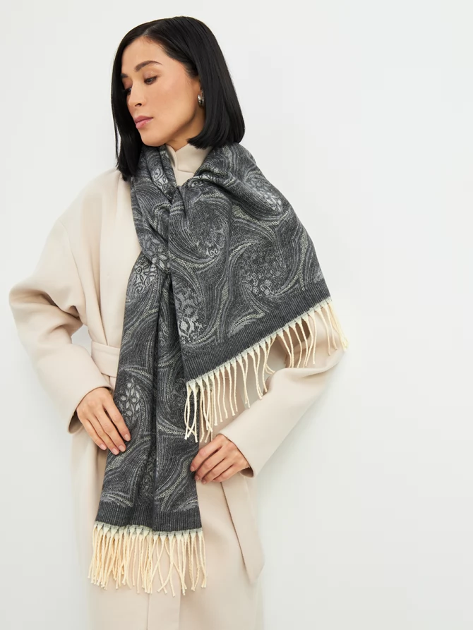 Палантин женский с узором и бахромой