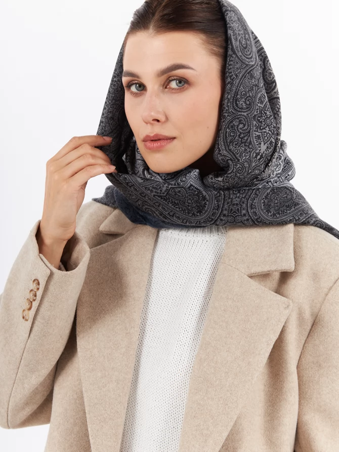 Палантин женский с узором пейсли серый