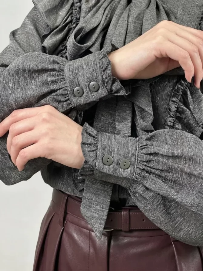 Блузка с рюшами и воротником-завязкой графит