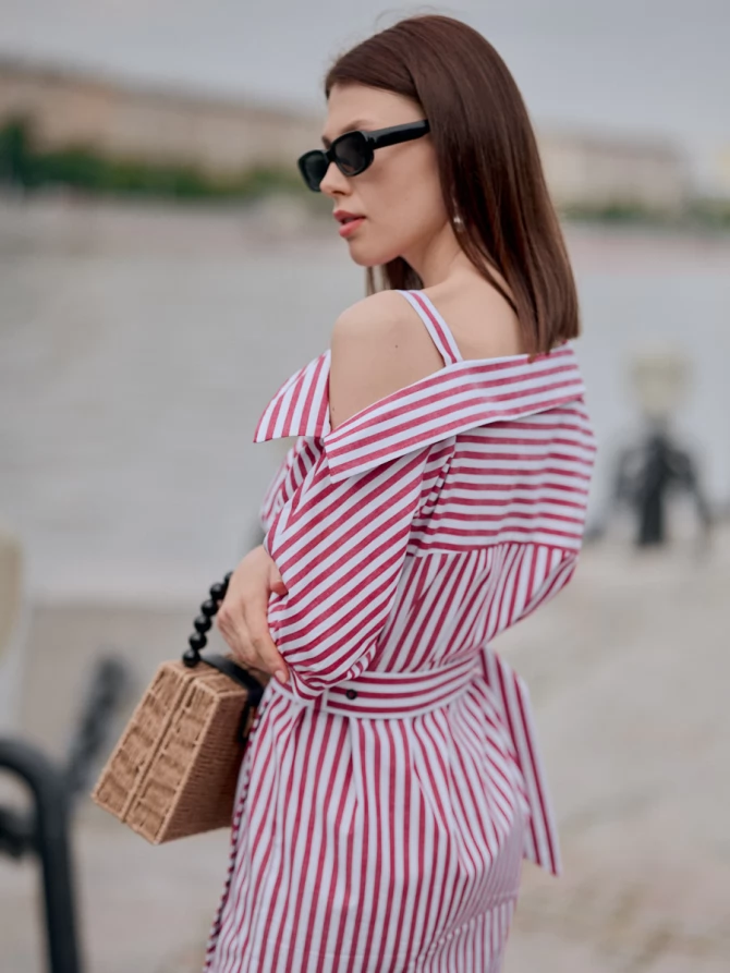 Платье с асимметричным вырезом в полоску