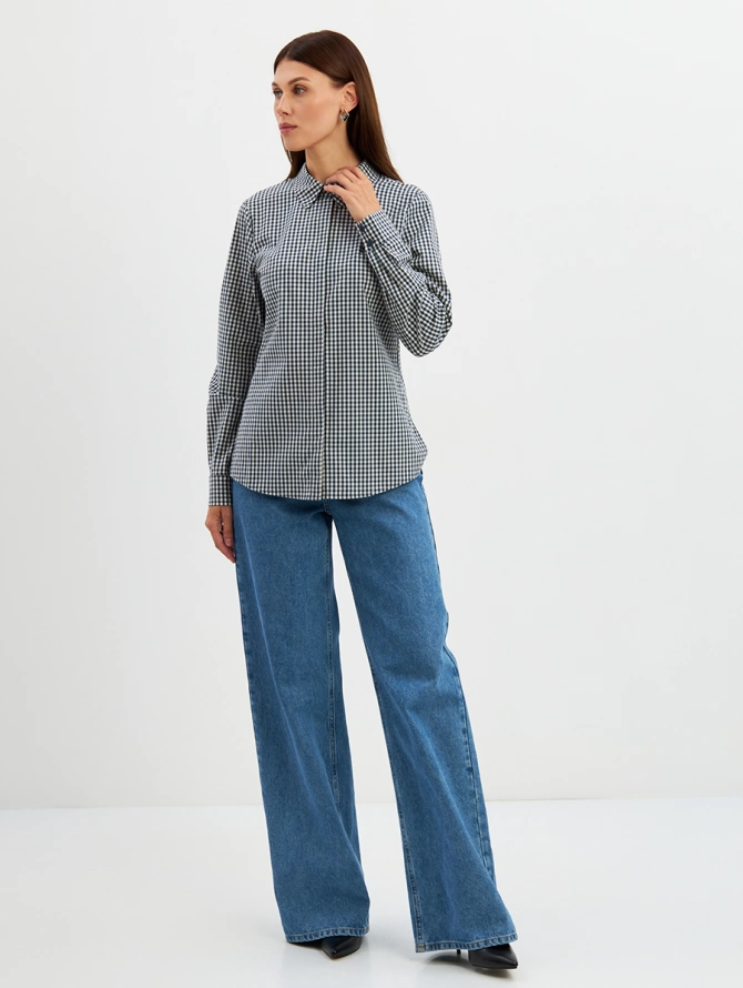 Блузка классическая с контрастной стойкой синяя клетка
