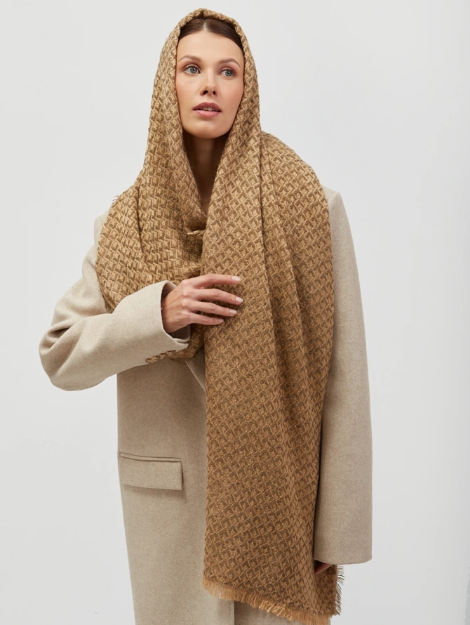 Палантин с рельефной фактурой, цвет кэмел