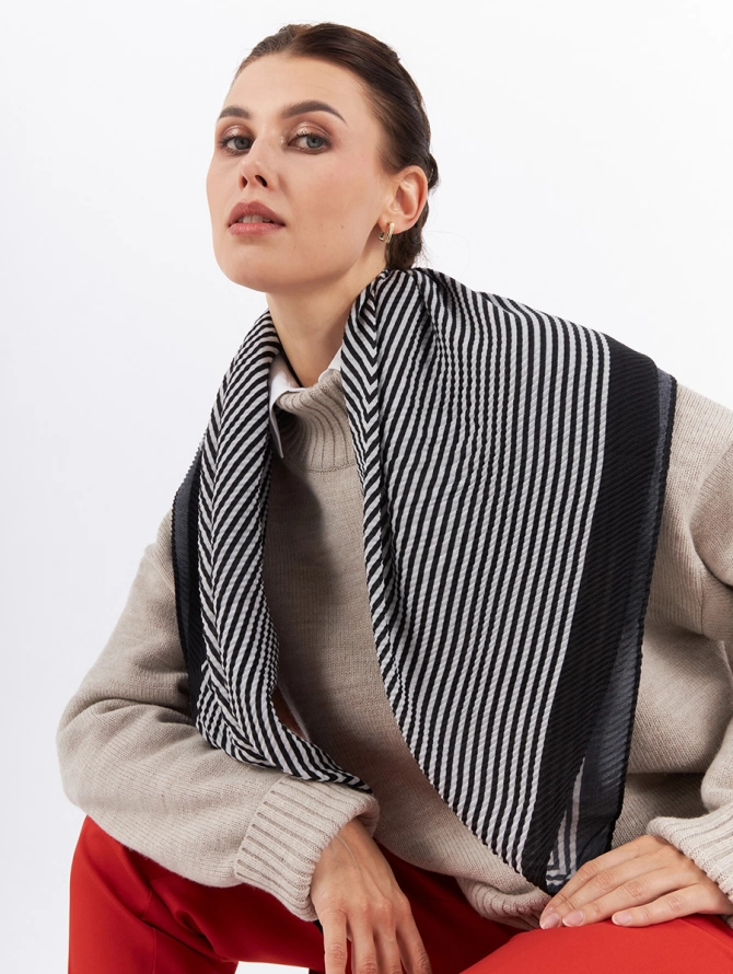 Платок двусторонний с жатой текстурой и геометрическим принтом