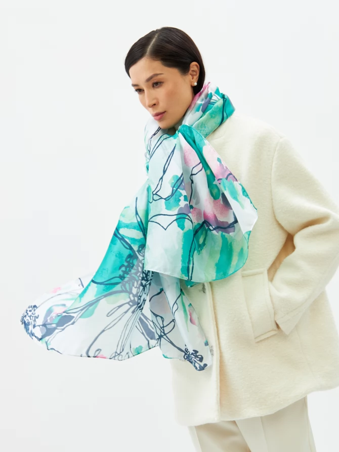 Палантин двусторонний с арт-принтом и атласной текстурой