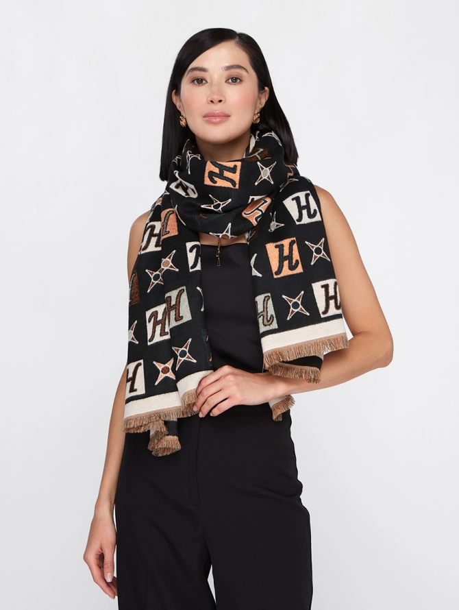 Палантин женский с авторским принтом и графичными элементами