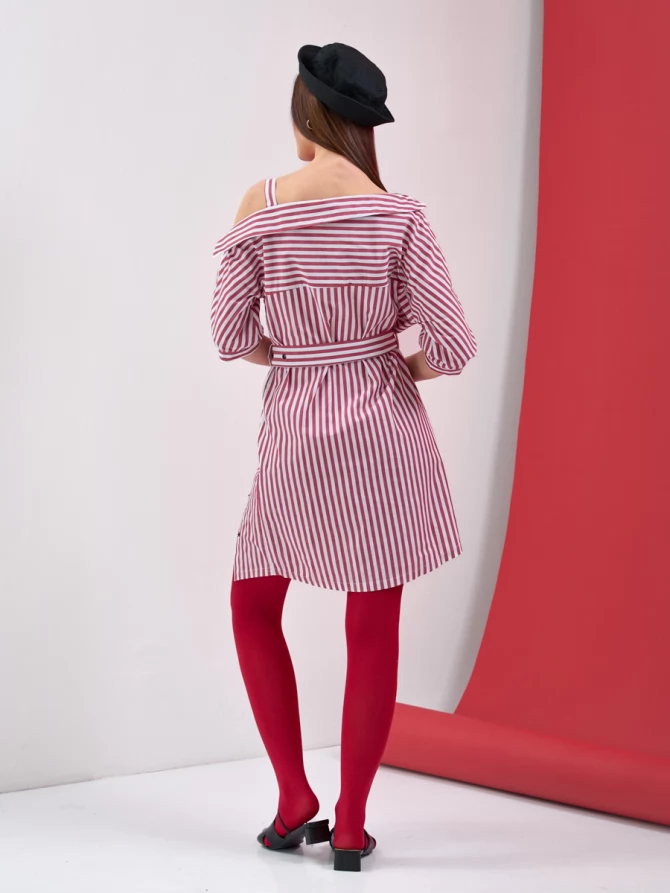 Платье с асимметричным вырезом в полоску