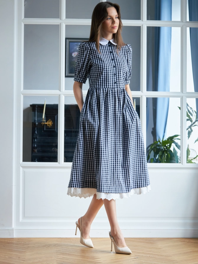 Платье миди из хлопка в клетку с белым воротничком