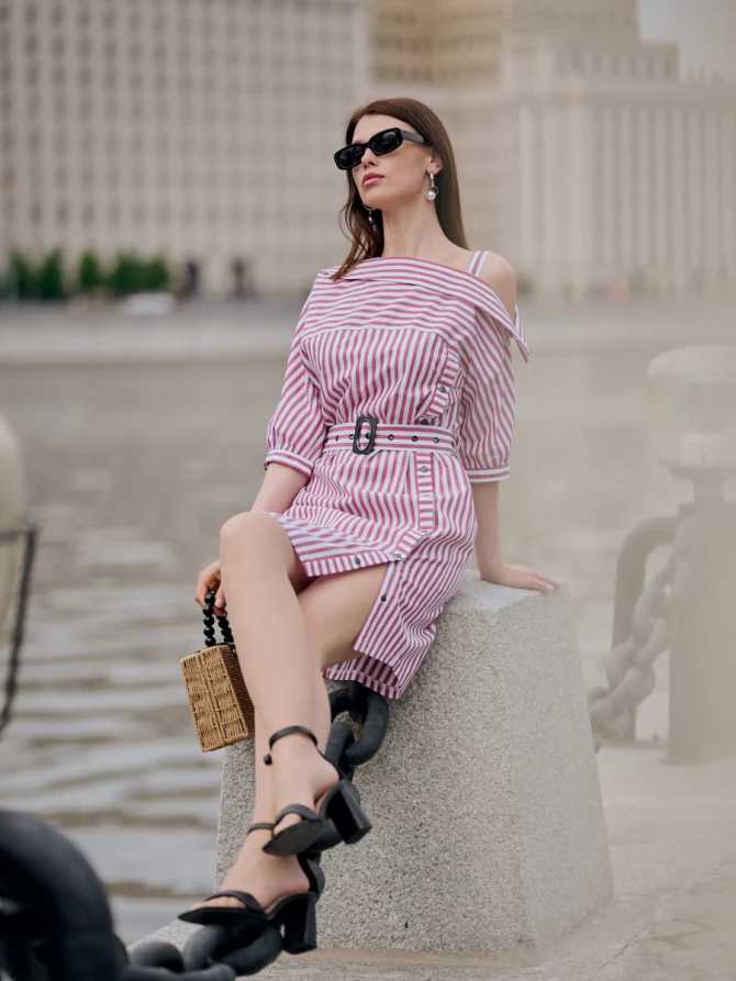 Платье с асимметричным вырезом в полоску