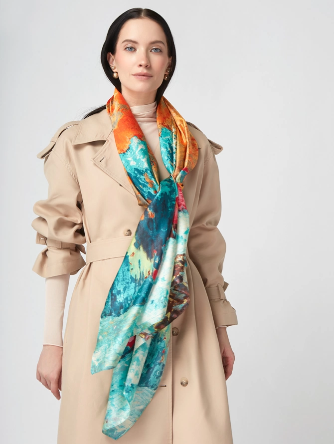 Палантин с ярким абстрактным принтом