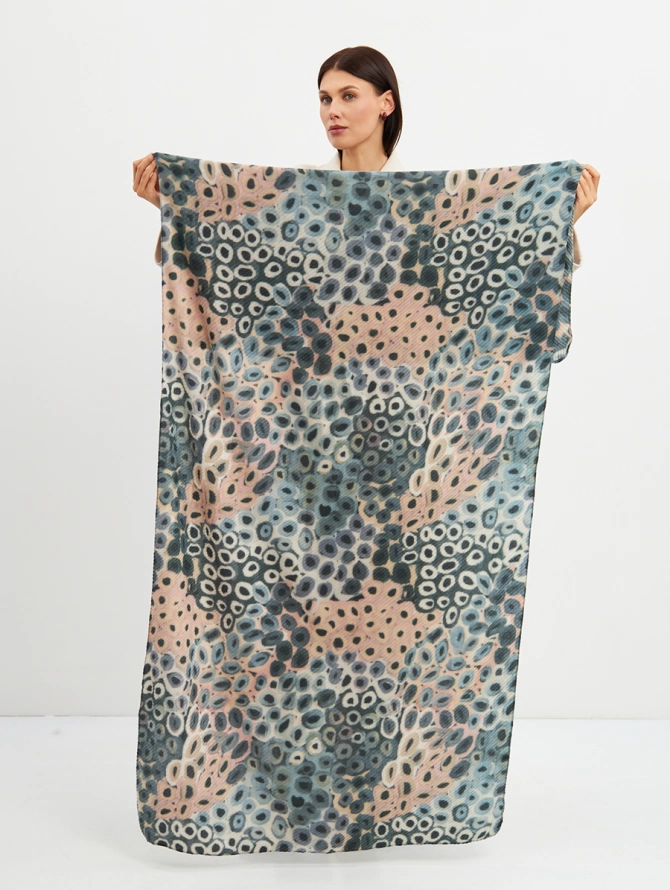 Палантин женский двусторонний жатый с абстрактным принтом