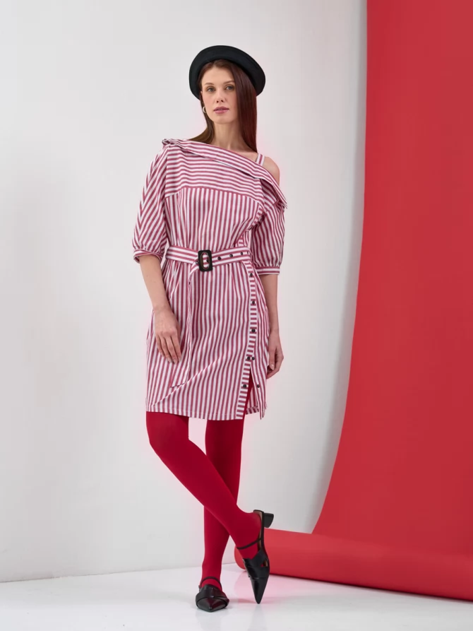 Платье с асимметричным вырезом в полоску