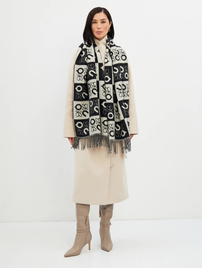 Палантин женский с черно-белым абстрактным узором и бахромой