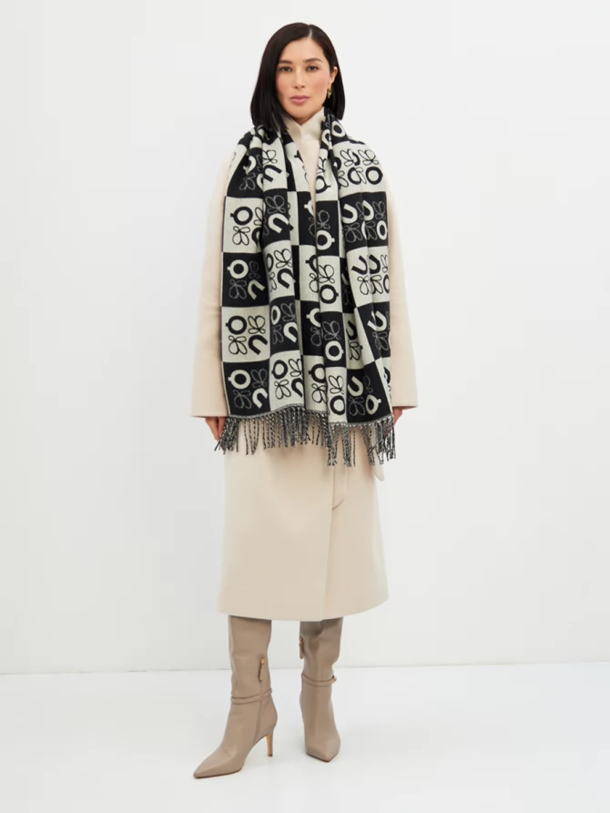 Палантин женский с черно-белым абстрактным узором и бахромой