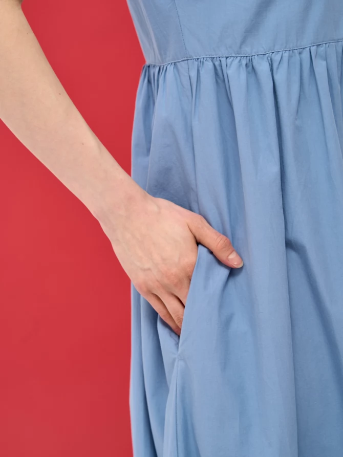 Платье миди с воланом голубое