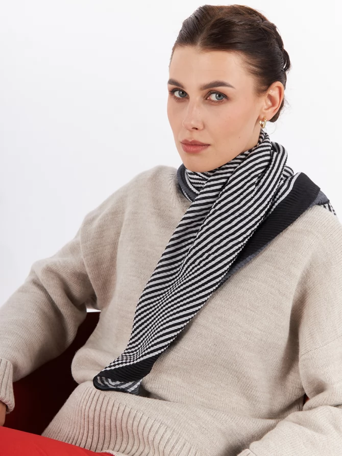 Платок двусторонний с жатой текстурой и геометрическим принтом