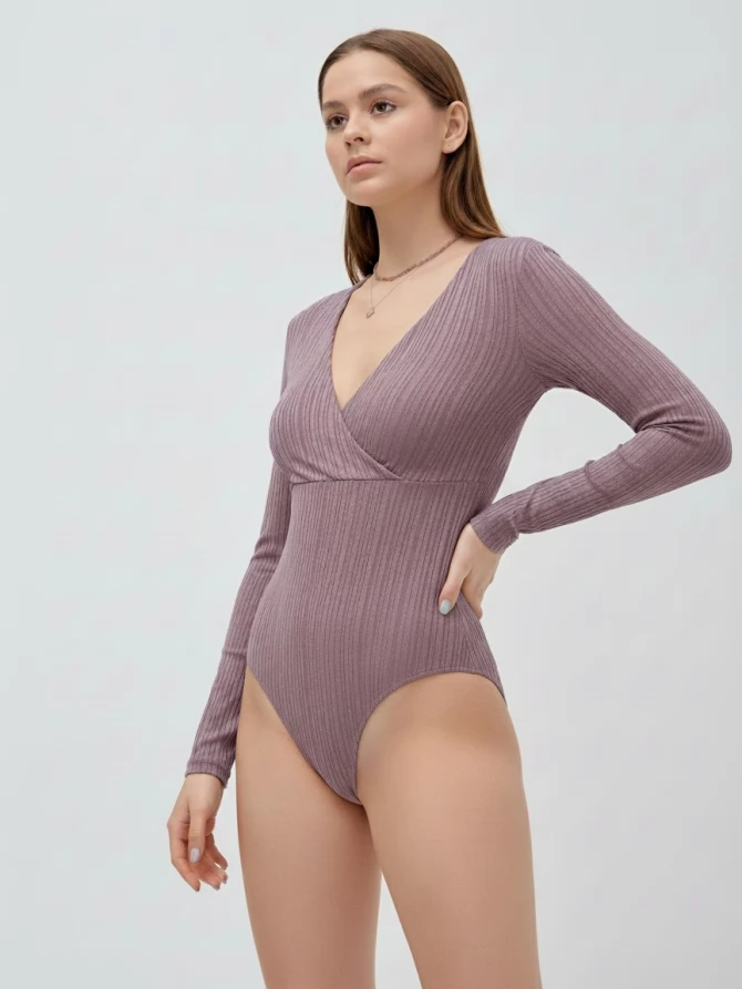 Боди в рубчик с длинным рукавом и V-образным вырезом