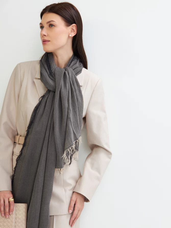 Палантин женский в графитовом оттенке DRK-16-5