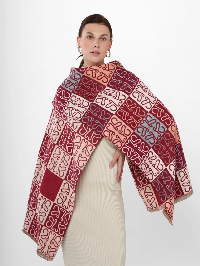 Палантин женский двусторонний с геометрическим орнаментом