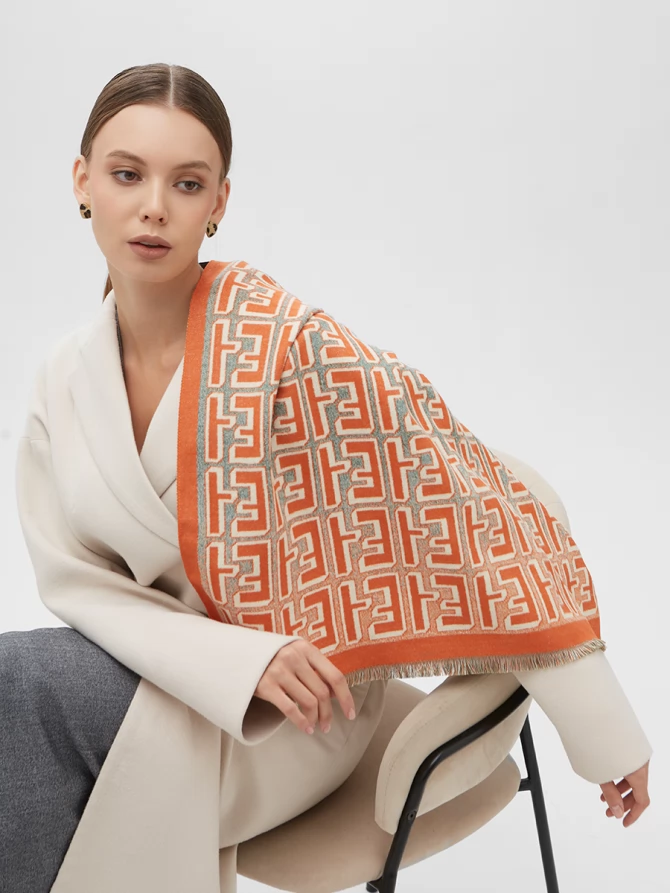 Палантин двусторонний с оранжевым орнаментом
