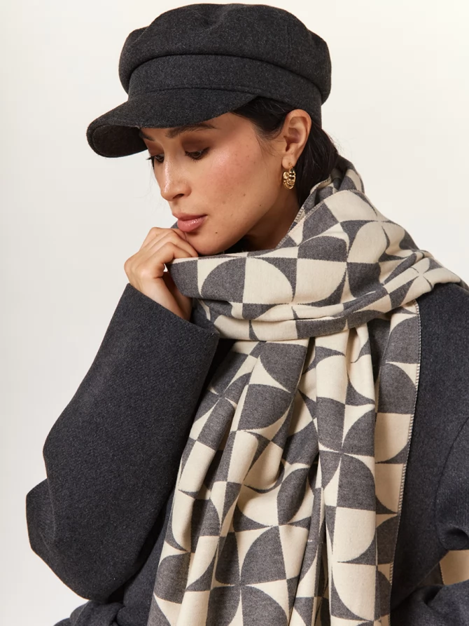 Палантин двусторонний с геометрическим принтом