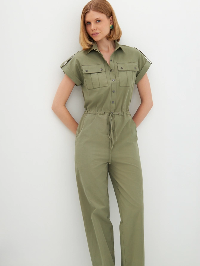 Комбинезон в стиле сафари с кнопками на рукавах